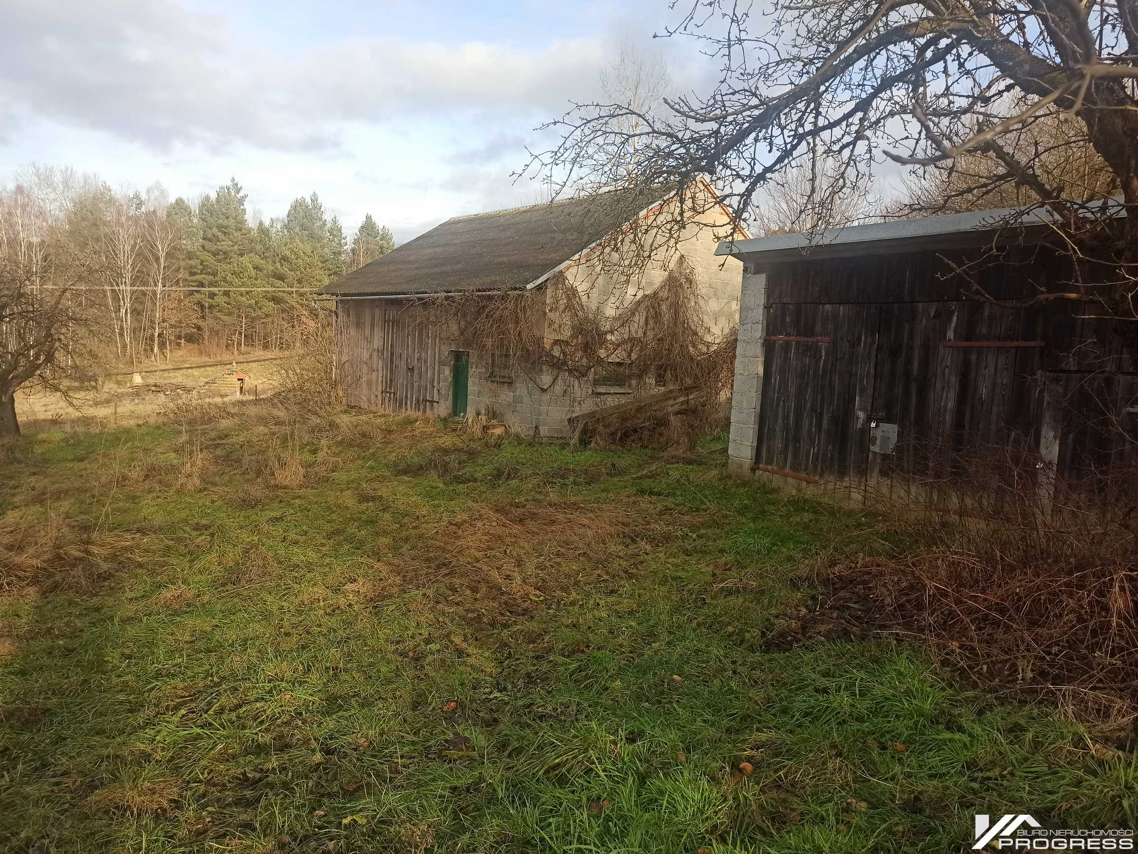 Na sprzedaż dom i budynki gospodarcze, działka 32a – Łęki Strzyżowskie /gm. Wojaszówka/.