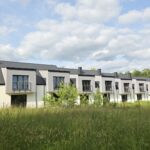 Domy w zabudowie szeregowej otoczone zielenią. KROSNO – przedmieścia.