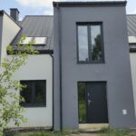 Domy w zabudowie szeregowej otoczone zielenią. KROSNO – przedmieścia.