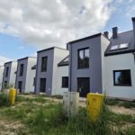 Domy w zabudowie szeregowej otoczone zielenią. KROSNO – przedmieścia.