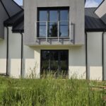 Domy w zabudowie szeregowej otoczone zielenią. KROSNO – przedmieścia.