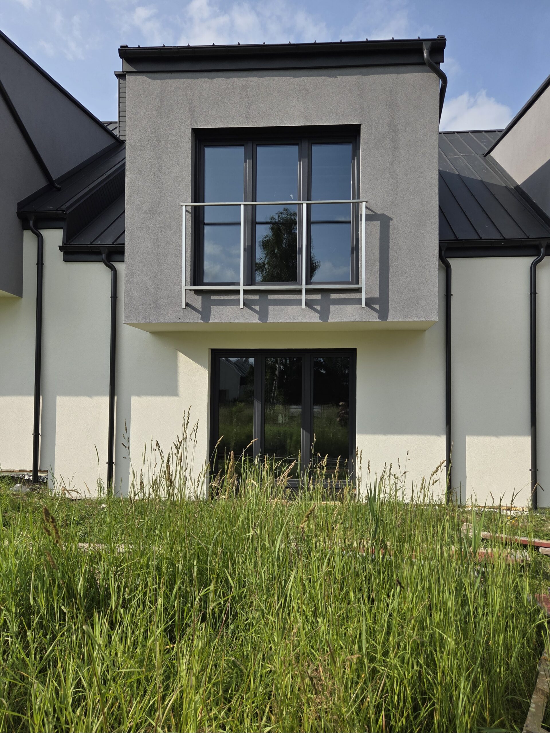 Domy w zabudowie szeregowej otoczone zielenią. KROSNO – przedmieścia.