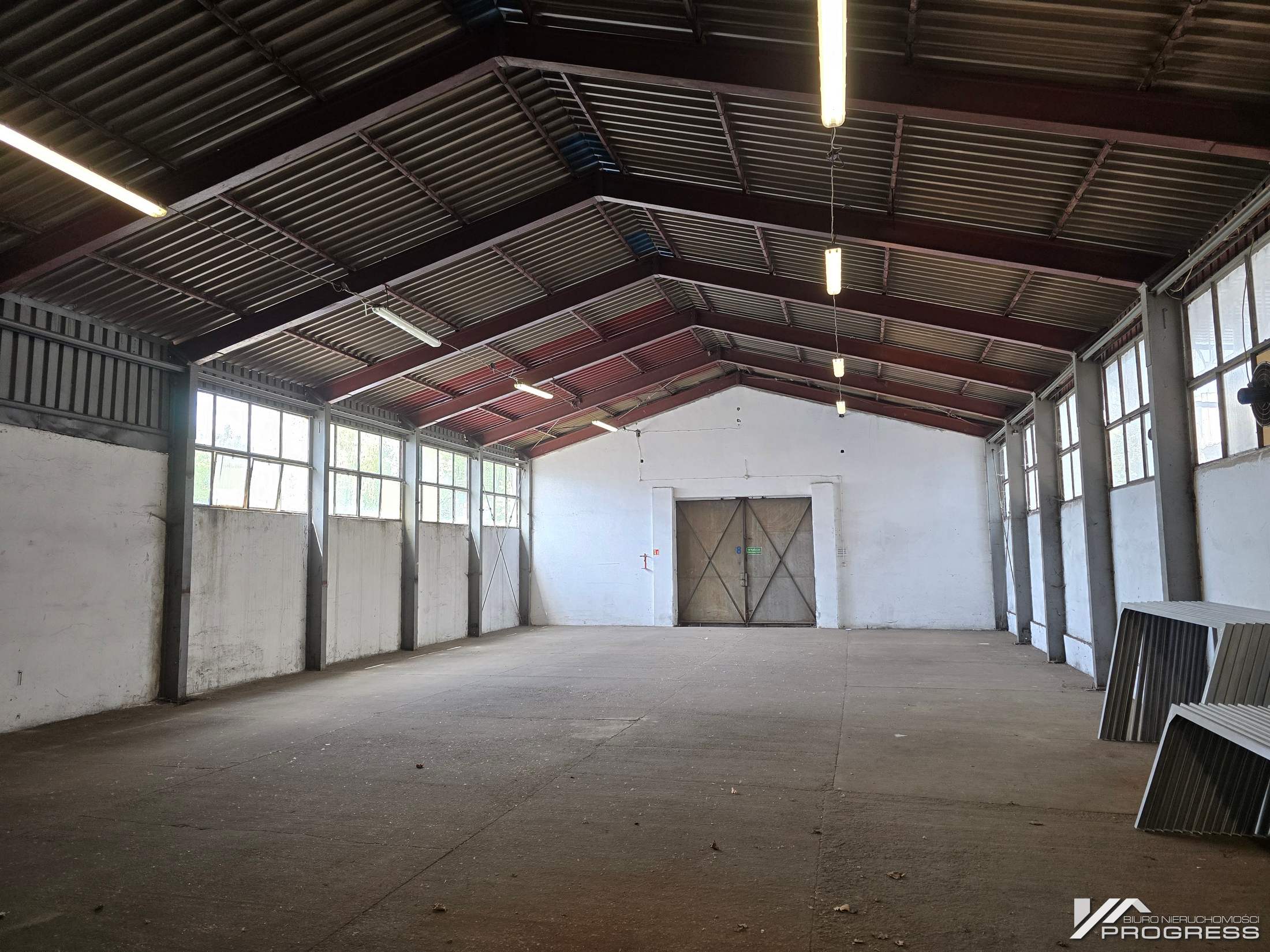 Hale produkcyjno – magazynowe, powierzchnie od 260m2 – 1140m2. KROSNO.