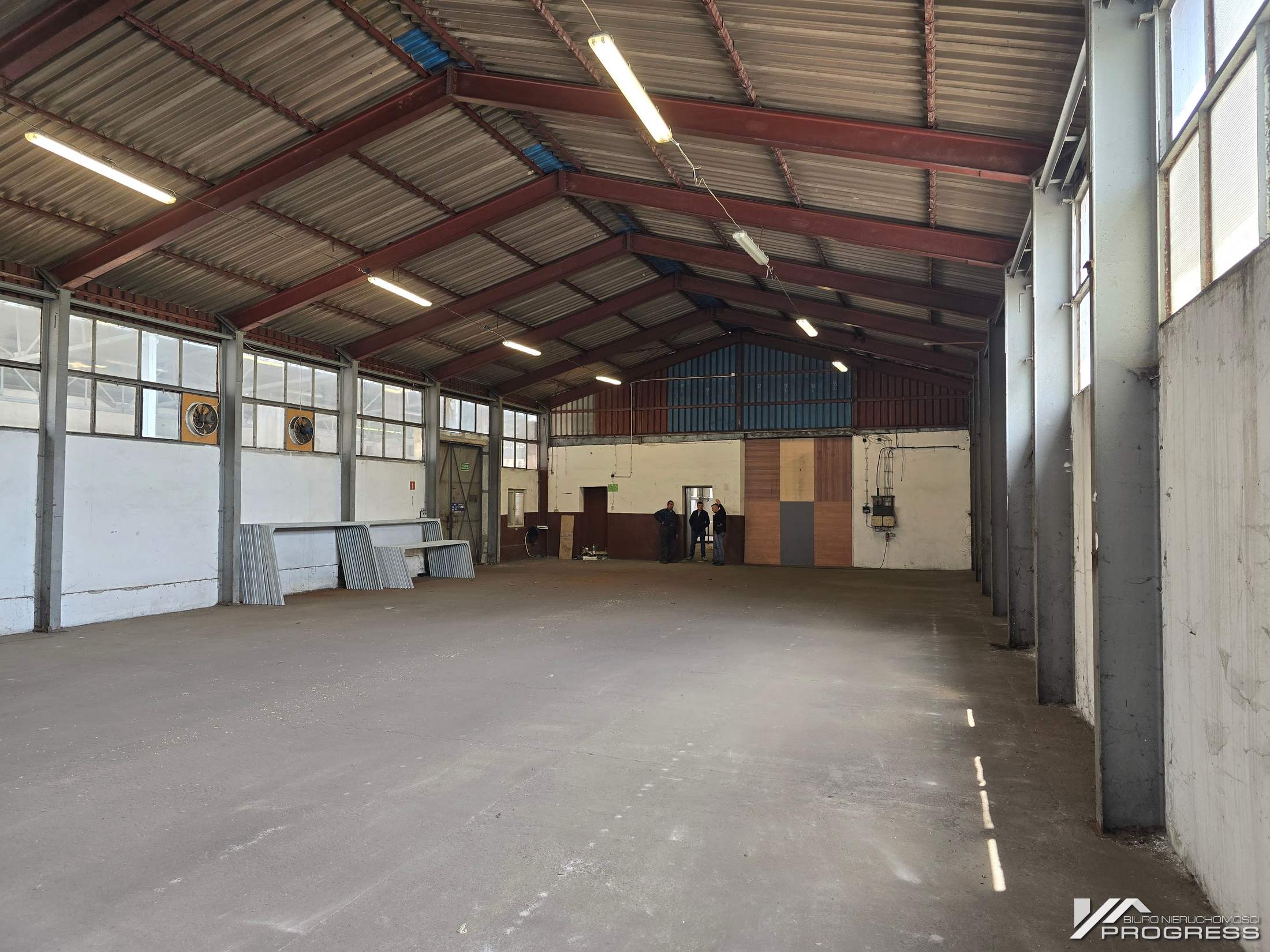 Hale produkcyjno – magazynowe, powierzchnie od 260m2 – 1140m2. KROSNO.
