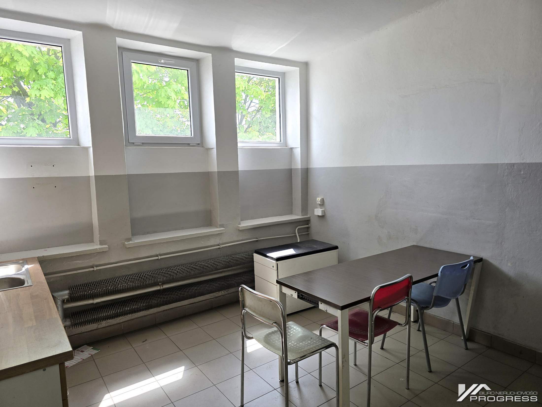 Hale produkcyjno – magazynowe, powierzchnie od 260m2 – 1140m2. KROSNO.