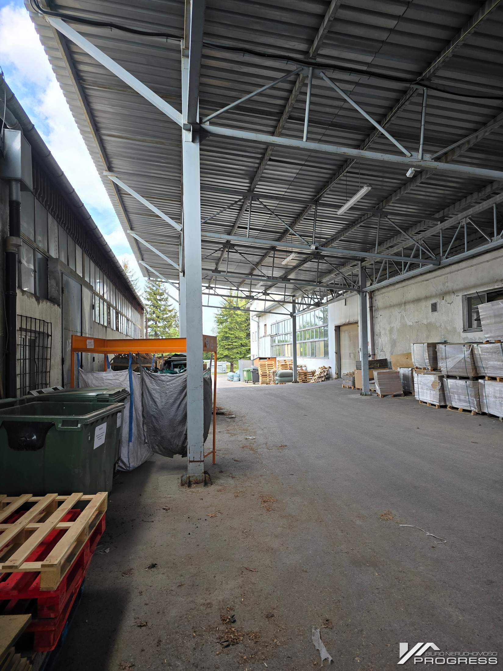 Hale produkcyjno – magazynowe, powierzchnie od 260m2 – 1140m2. KROSNO.
