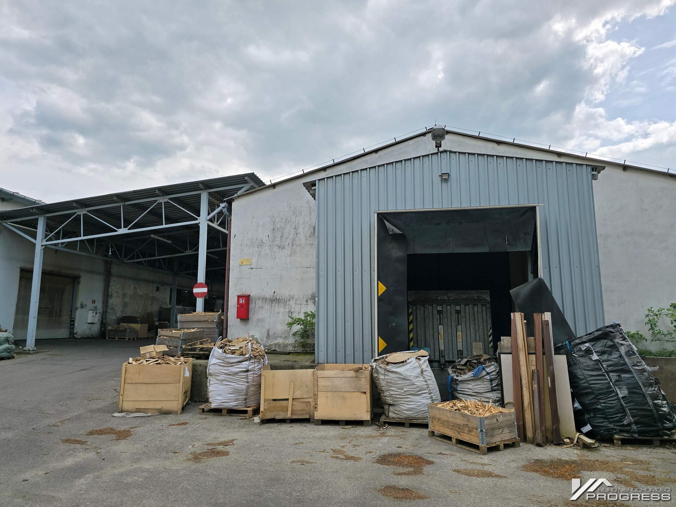 Hale produkcyjno – magazynowe, powierzchnie od 260m2 – 1140m2. KROSNO.