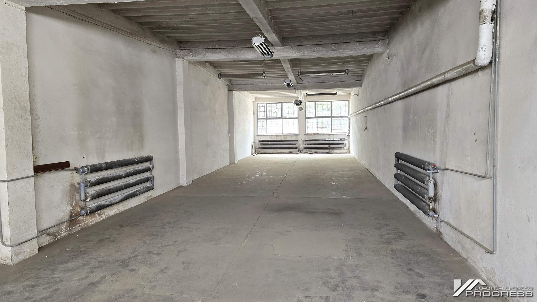 Hale produkcyjno – magazynowe, powierzchnie od 260m2 – 1140m2. KROSNO.