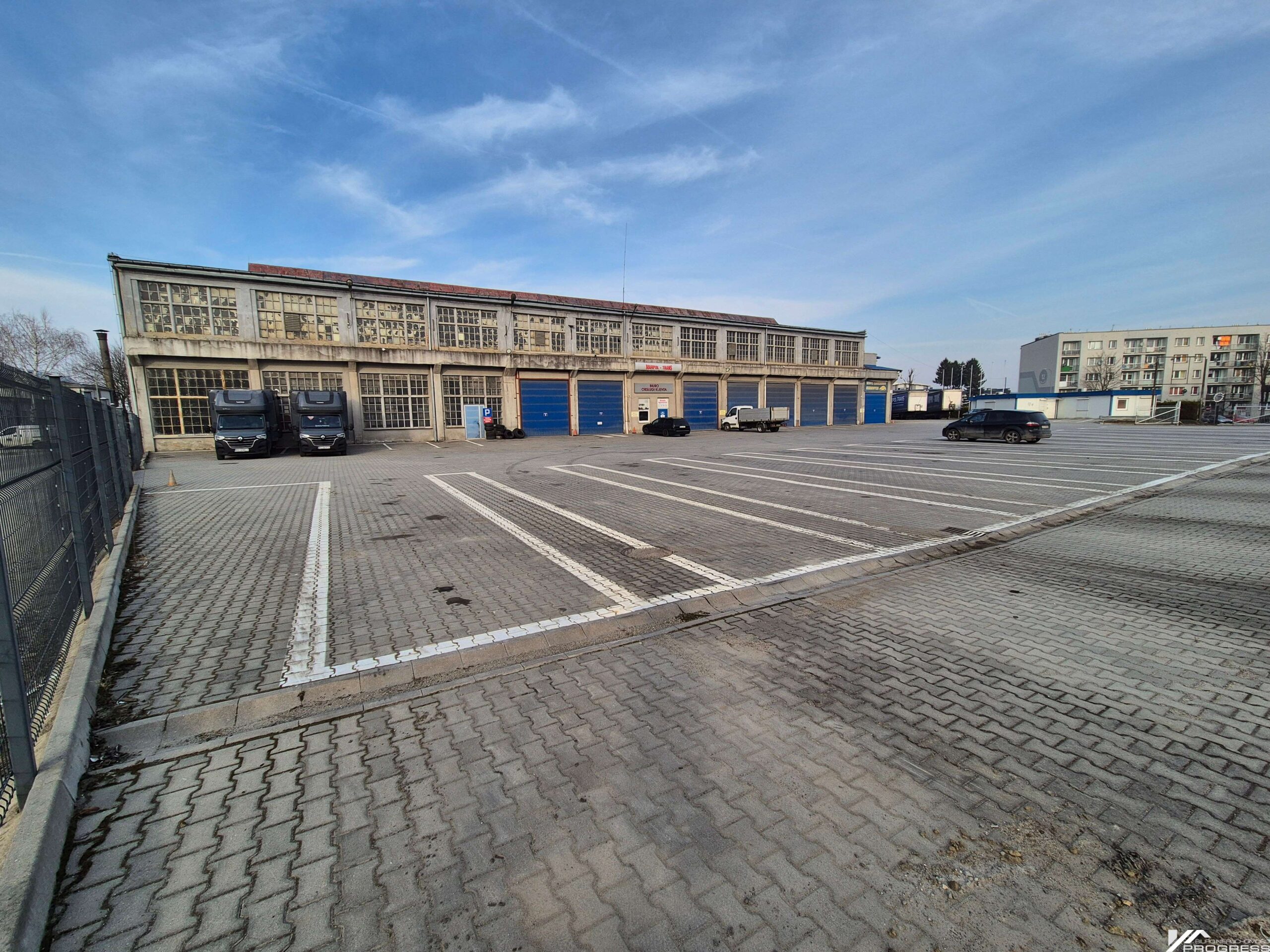 Hala usługowo magazynowa 476m2, 6 miejsc parkingowych dla sam. ciężarowych – KROSNO/ centrum/.