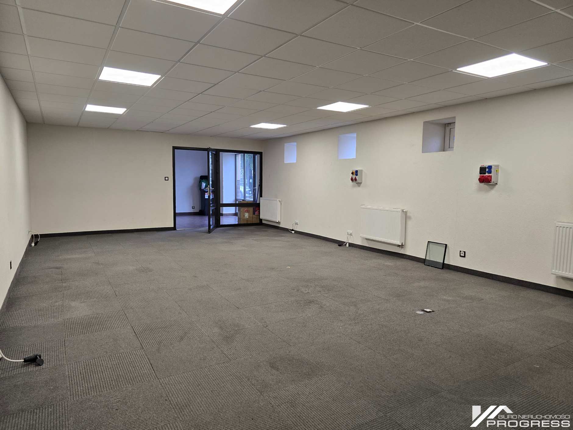 Do wynajęcia lokale w budynku biurowo – usługowym 400m2/ KROSNO/centrum/