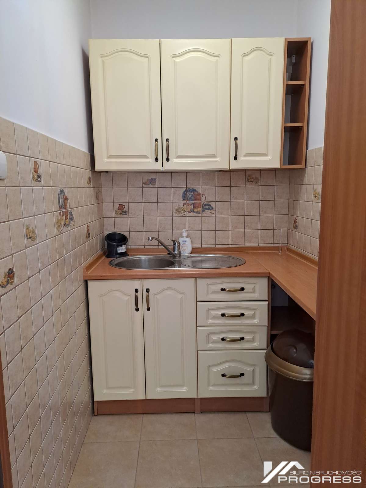 Biuro z salą szkoleniowo-konferencyjną i zapleczem socjalnym, wysoki standard 110m2 – KROSNO /centrum/.
