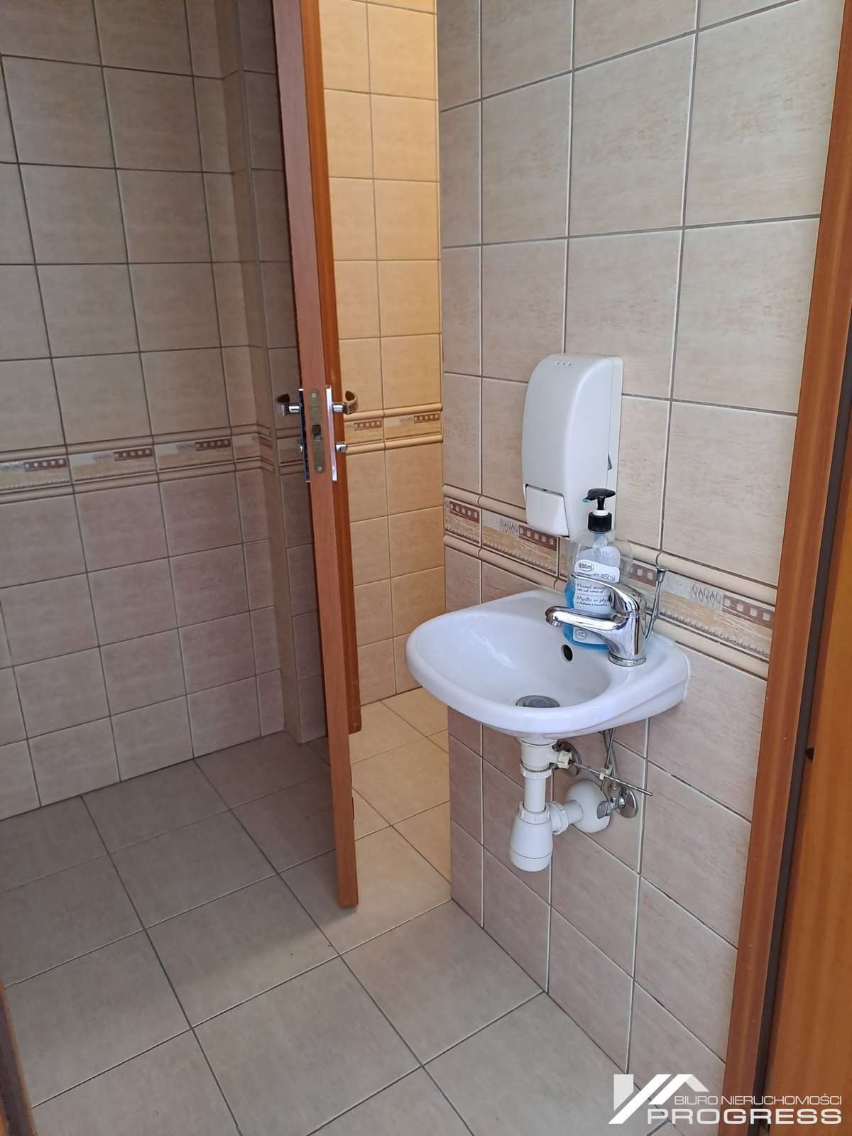 Biuro z salą szkoleniowo-konferencyjną i zapleczem socjalnym, wysoki standard 110m2 – KROSNO /centrum/.