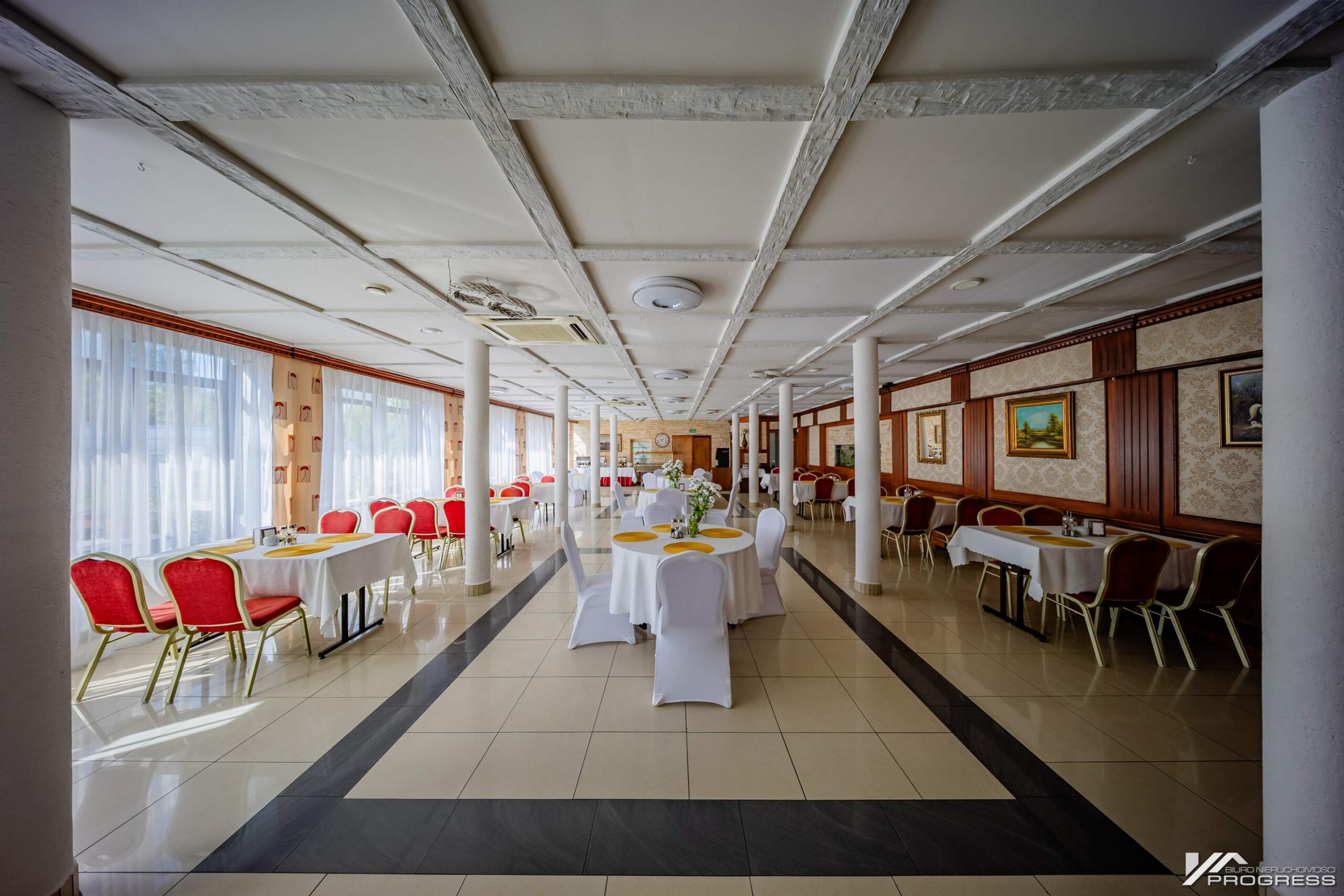 Hotel z restauracją, sale bankietowe – KROSNO /centrum/.