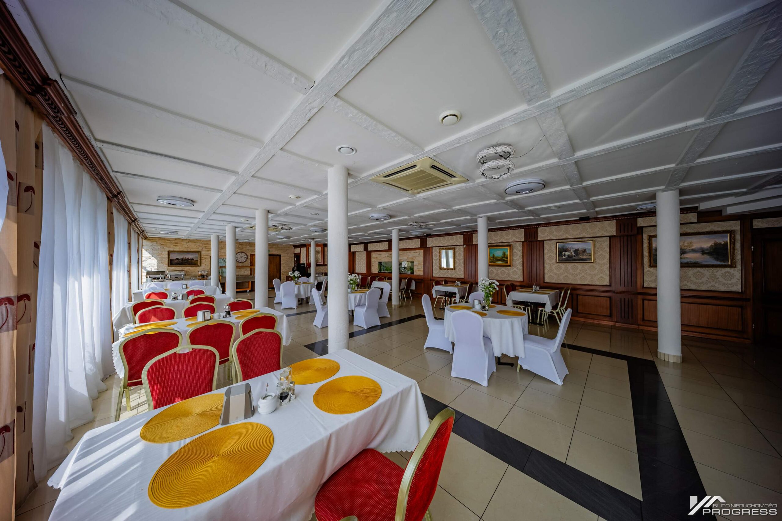 Hotel z restauracją, sale bankietowe – KROSNO /centrum/.