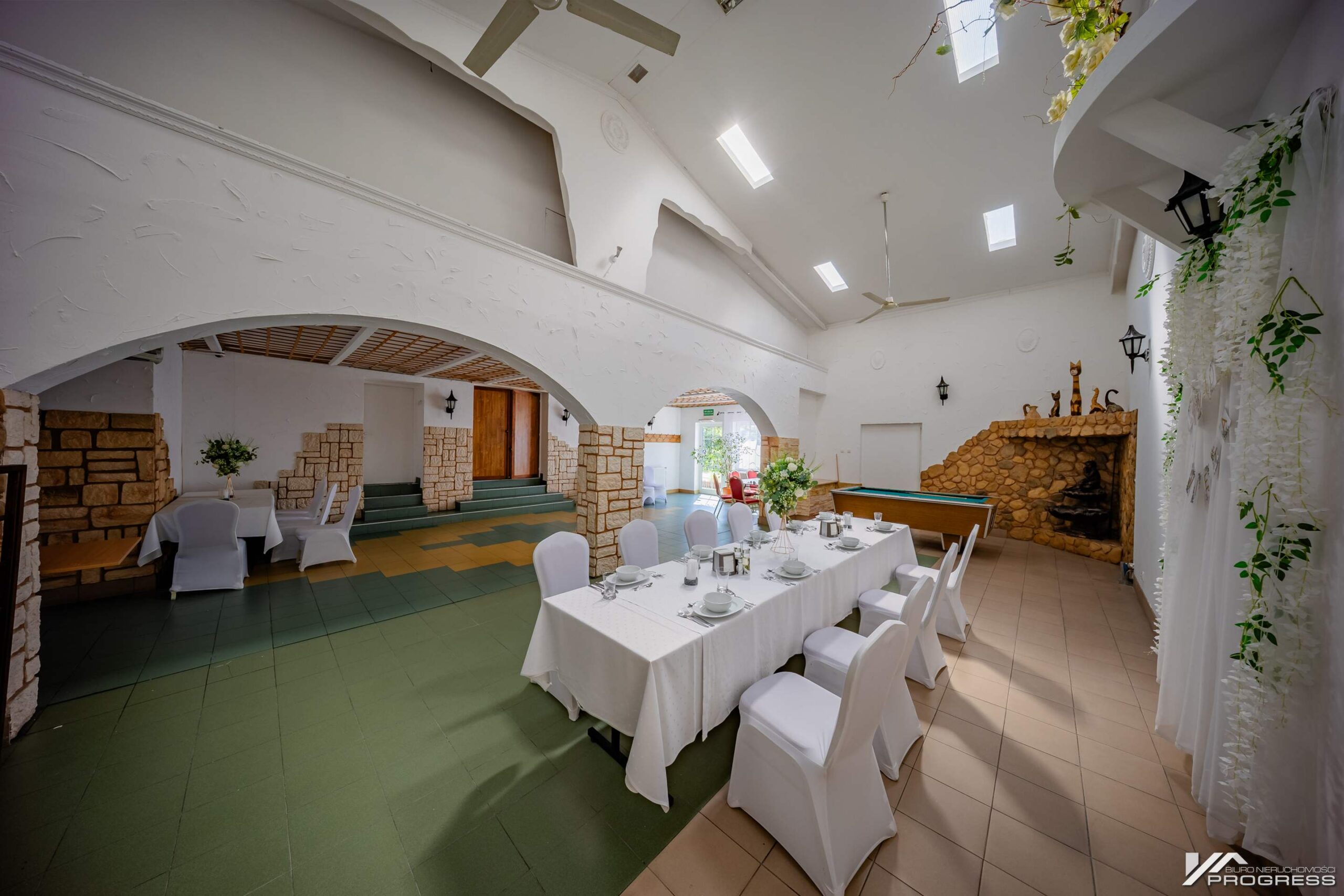 Hotel z restauracją, sale bankietowe – KROSNO /centrum/.