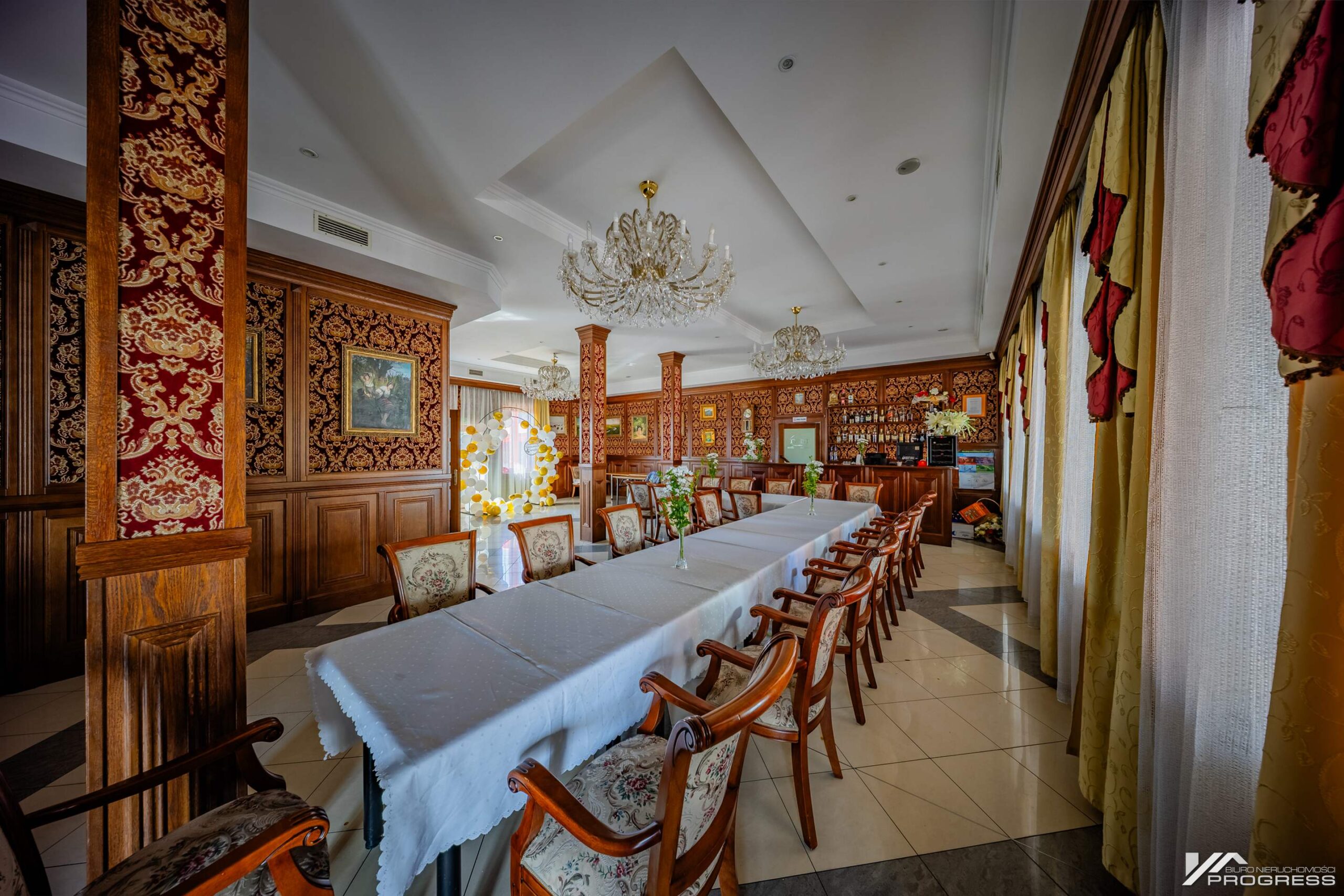 Hotel z restauracją, sale bankietowe – KROSNO /centrum/.