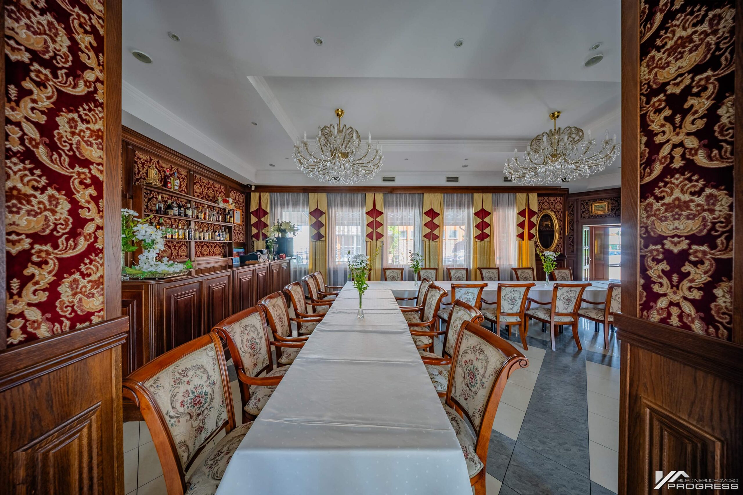 Hotel z restauracją, sale bankietowe – KROSNO /centrum/.