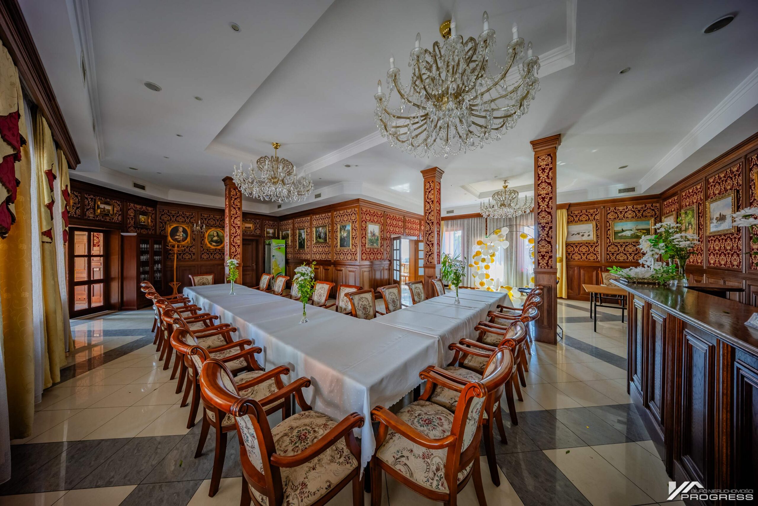 Hotel z restauracją, sale bankietowe – KROSNO /centrum/.