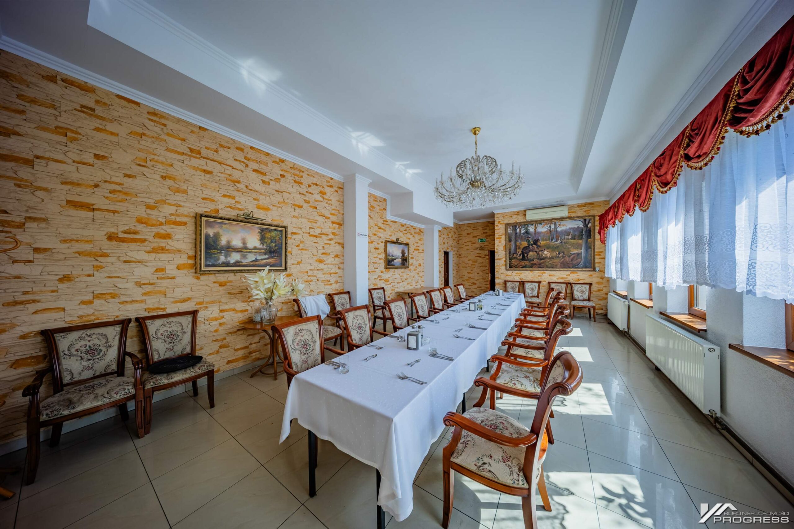 Hotel z restauracją, sale bankietowe – KROSNO /centrum/.