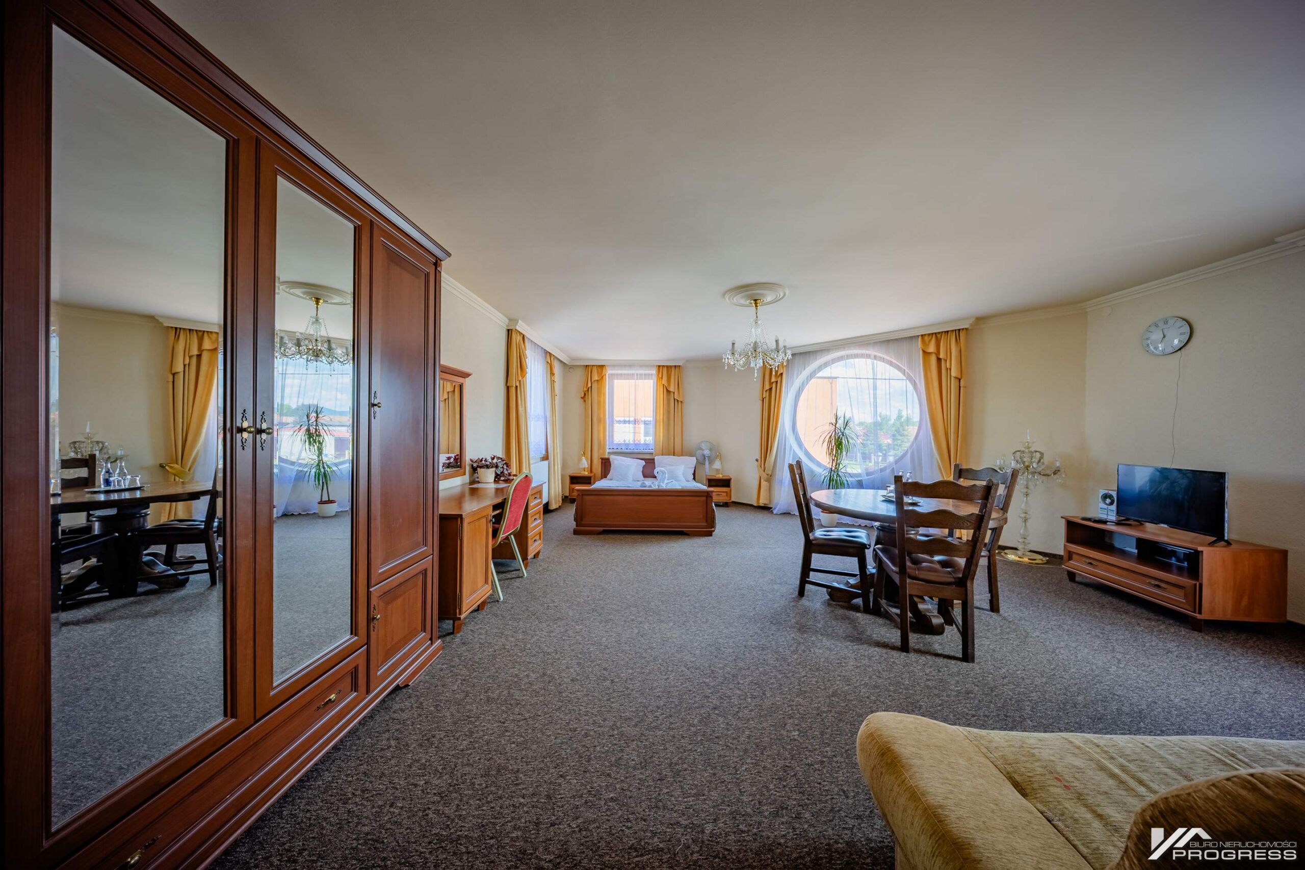 Hotel z restauracją, sale bankietowe – KROSNO /centrum/.