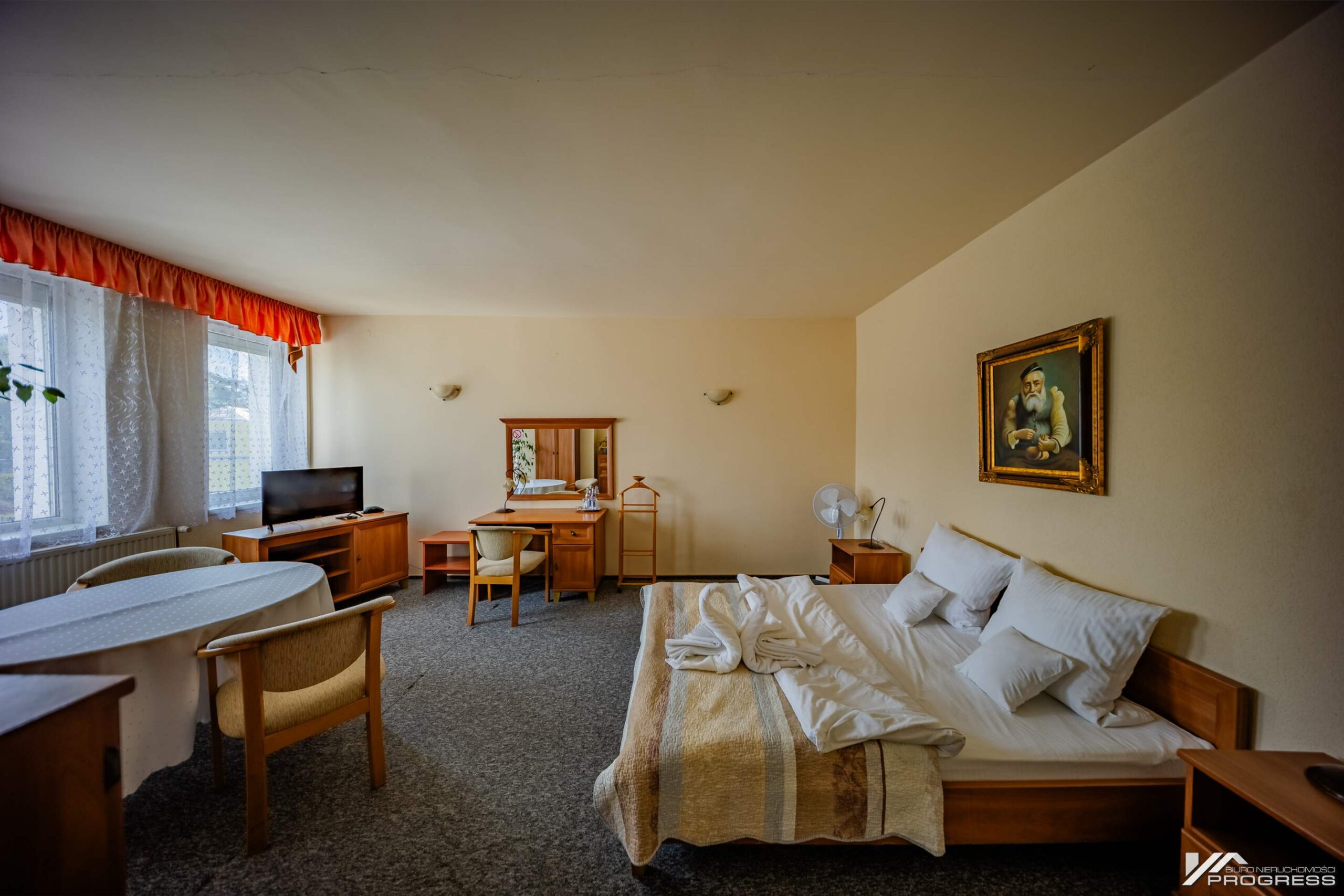 Hotel z restauracją, sale bankietowe – KROSNO /centrum/.