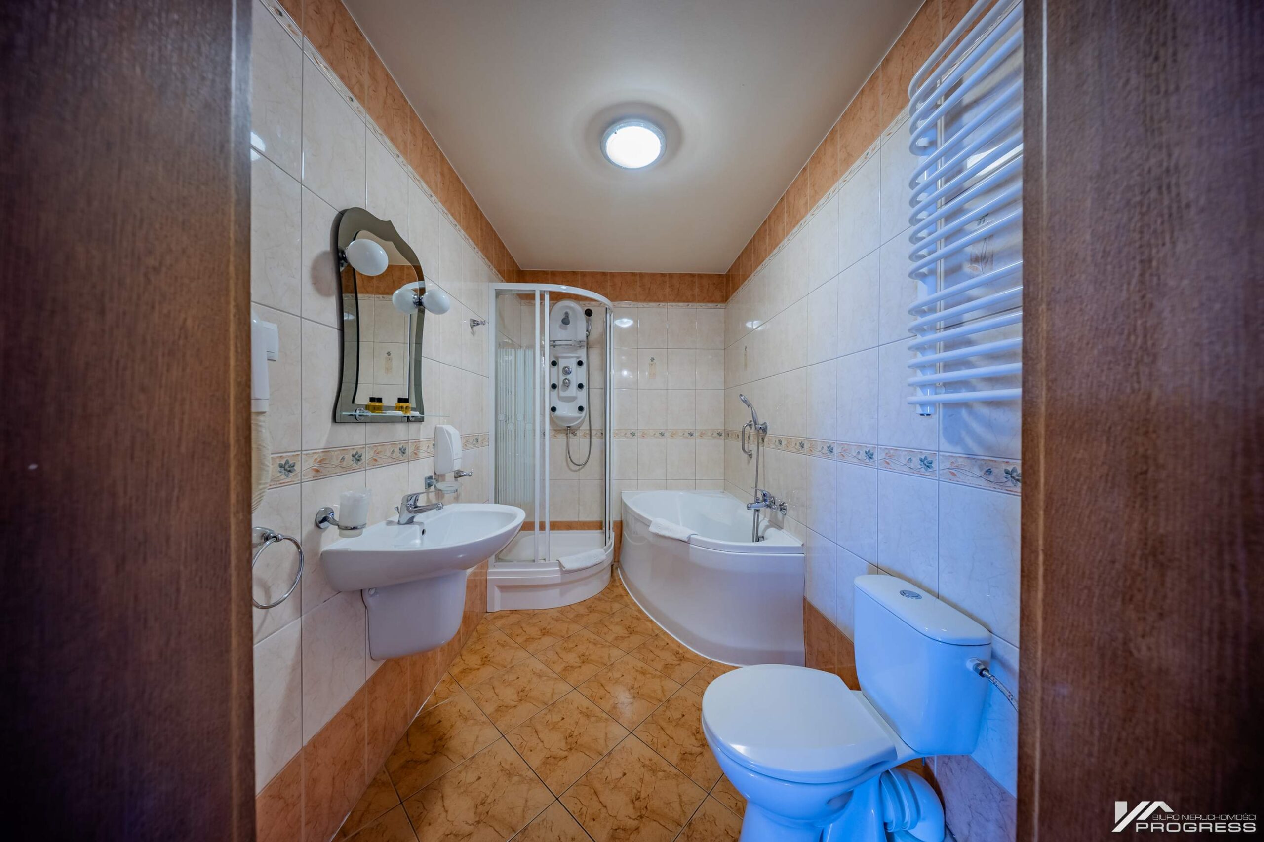 Hotel z restauracją, sale bankietowe – KROSNO /centrum/.