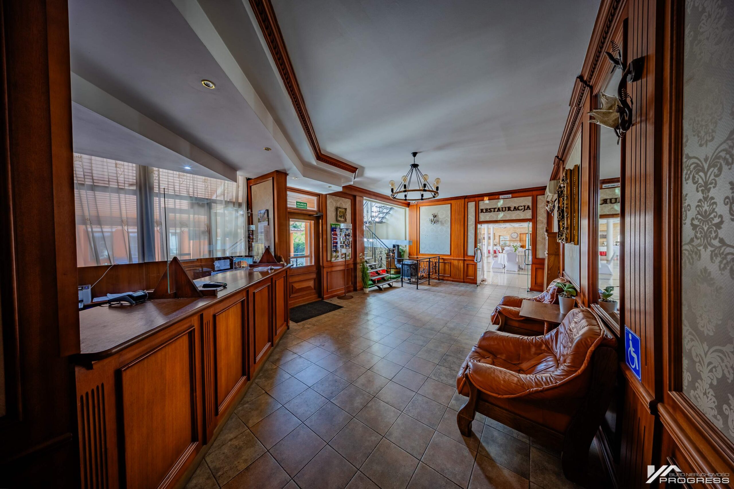 Hotel z restauracją, sale bankietowe – KROSNO /centrum/.