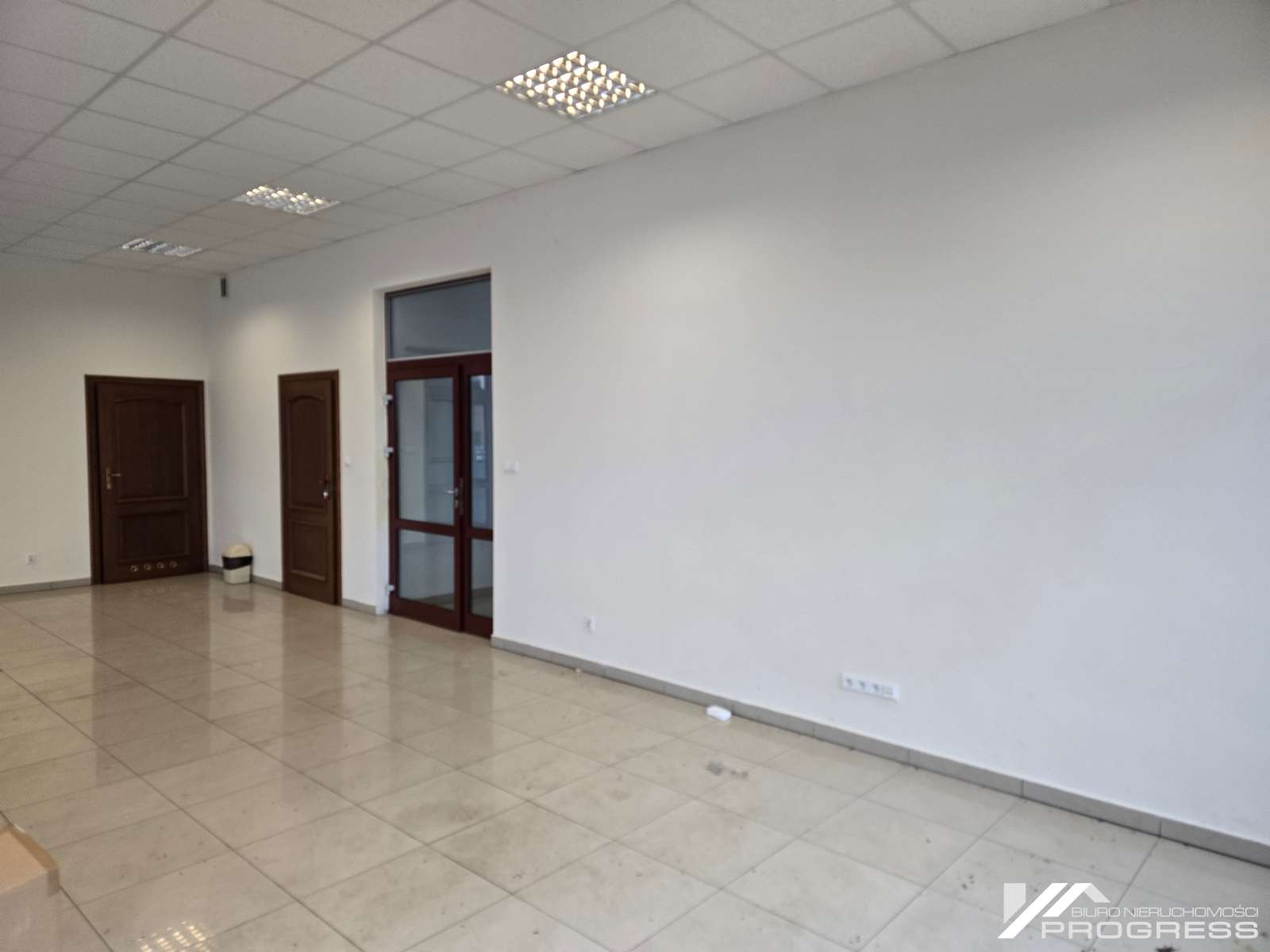 Budynek handlowo – biurowy 255m2, hala produkcyjno – magazynowa 476m2 do wynajęcia – KROSNO /ul. Składowa/