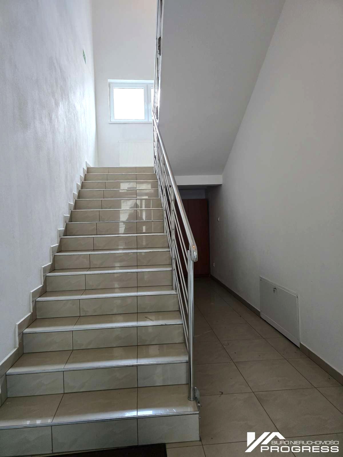 Budynek handlowo – biurowy 255m2, hala produkcyjno – magazynowa 476m2 do wynajęcia – KROSNO /ul. Składowa/