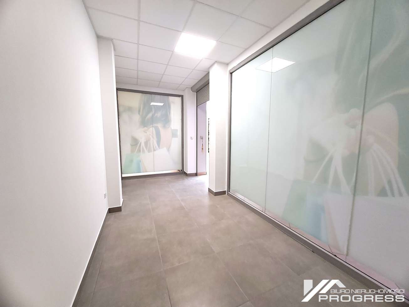 Do wynajęcia atrakcyjny lokal handlowy 15m2 w centralnej części galerii – /GALERIA KROSNO/.