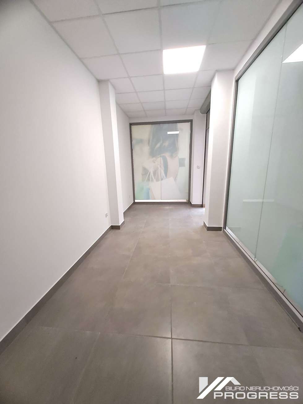 Do wynajęcia atrakcyjny lokal handlowy 15m2 w centralnej części galerii – /GALERIA KROSNO/.