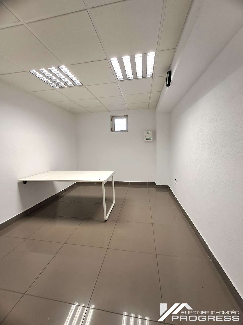 Do wynajęcia lokal handlowo – usługowy 200m2 – KROSNO /ul. Tysiąclecia/.