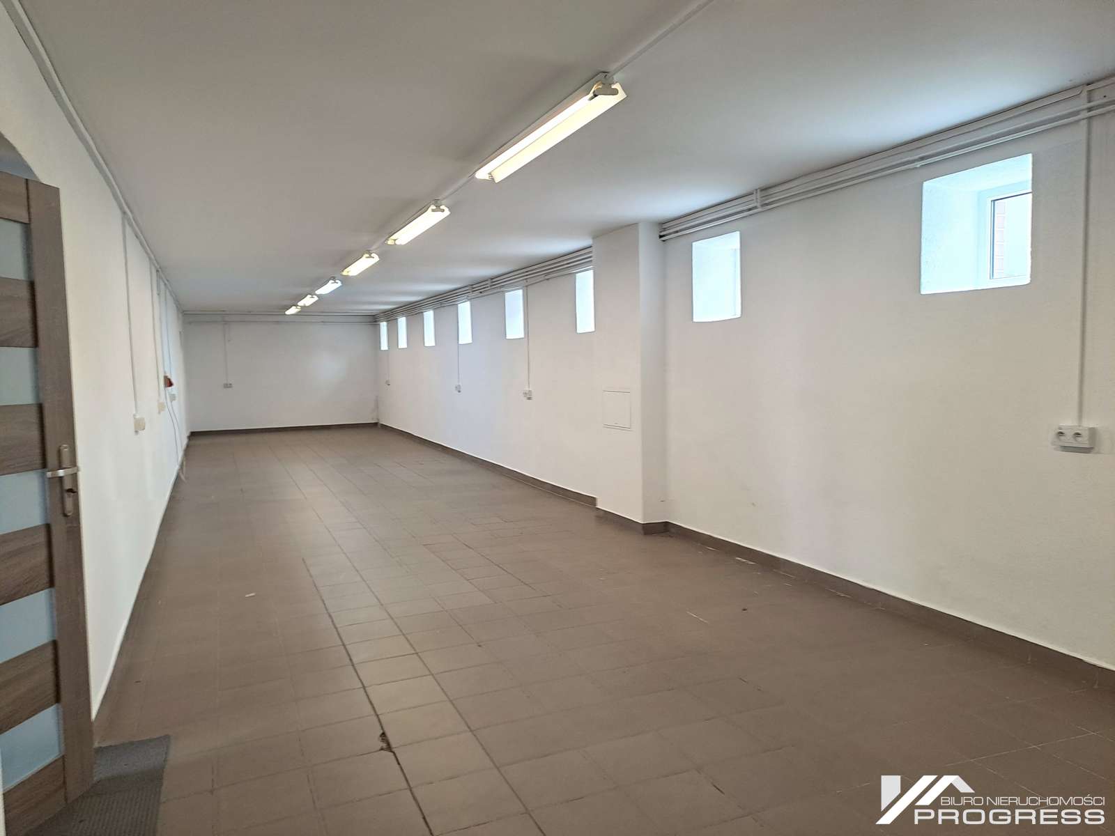 Do wynajęcia lokal handlowo – usługowy 200m2 – KROSNO /ul. Tysiąclecia/.