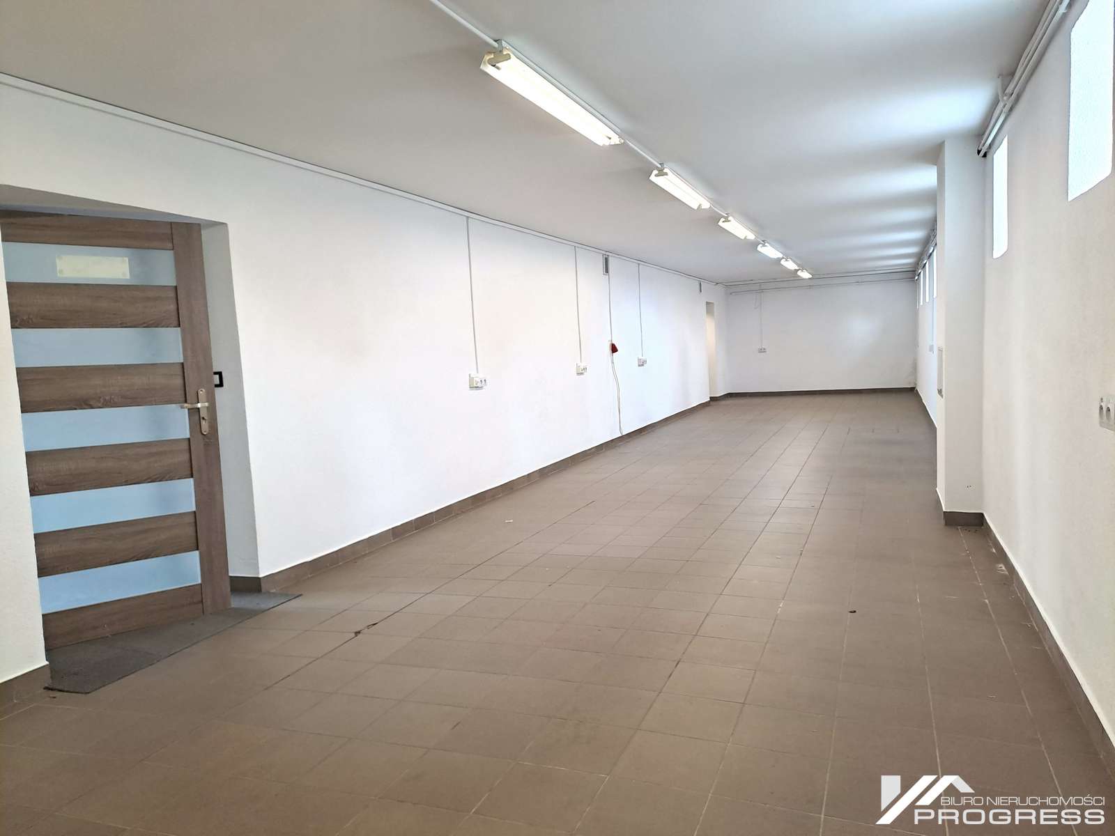 Do wynajęcia lokal handlowo – usługowy 200m2 – KROSNO /ul. Tysiąclecia/.